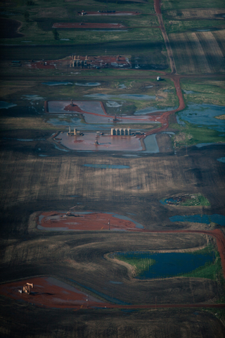 Illustration for article titled Gorgeous Aerial Photos Capture the Ironic Beauty of Fracking